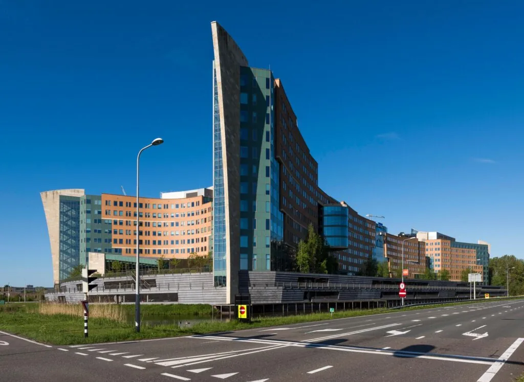 Modern kantoorgebouw aan de Laan van Langerhuize in Amstelveen met opvallende architectuur en gekleurde gevels.